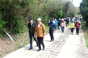 　提振團隊士氣及了解推動地質公園進展，縣長王忠銘2日上午主管週報後，與馬管處長黃勢芳會同主管們一起到鐵板官帽山走春。（圖／文：曹重偉）