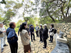 馬港祈福坑道內傳出有人居住,民社處長曾玉花2日邀集相關單位前往了解。(圖/文:馮紹夫)