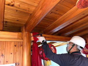 今年度傳統木構造建築蟲蟻防治作業已開跑,今年共27戶接受相關補助,近日天氣潮溼,若發現家中有白蟻侵入逕與承辦公司聯繫。(圖:縣府文化處)