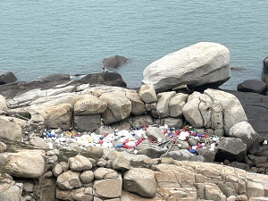 北竿坂里水庫下方有一地形長期卡住海漂垃圾，人車無法到達難以處理。（圖／文：陳鵬雄）