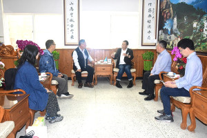 　農業部農村發展及水土保持署副署長林長立一行3日拜訪縣府，縣長王忠銘感謝他對地方建設的大力幫忙，特致贈雙金牌大藍寶。（圖／文：曹重偉）