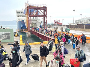 　清明連假馬祖海空受濃霧影響，連假首日海空總計1250人抵馬，縣長王忠銘親至碼頭關心。（圖／文：馮紹夫）