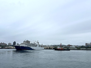 花蓮受震災影響交通中斷,新臺馬輪投入海運疏運任務。(圖:航港局)