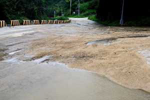 　近日往南竿民俗文物館至志清發電廠道路要特別注意，由於4日大雨，使中段附近山壁土石滑落，導致轉彎路段淤積了大量泥沙及積水。（圖／文：曹重偉）