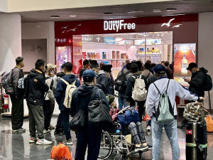 今年度夜航首次啟動,7日由「臺馬之星」擔綱,晚間9時30分在福澳港搭乘駛往基隆,免稅店加班營業讓遊客採購,買氣鼎盛。(圖/文:曹重偉)