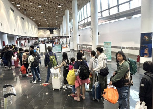 　連假最後一天，上午受到南、北竿機場一度關場影響，大多數旅客選擇較穩定海上交通返台，503位旅客前往基隆，另73人從東引登船。（圖／文：曹重偉）