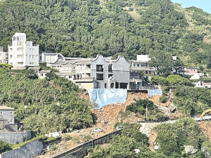 　110年87水災造成中山國中下方坡地大坍方（下圖），經復原生態工法後如今已經綠意盎然（上圖）。（圖／文：陳鵬雄）