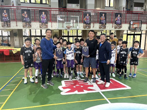 馬祖小將赴台參加第56屆全國少年籃球錦標賽,首戰勁敵新北江翠國小,以12比55力戰而敗;前日與泰山國小舉辦友誼賽。(圖:體育會籃委會)
