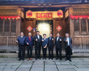 福州三坊七巷台灣會館陳列馬祖高粱、馬祖特色介紹,府會首長、立委8日前往參訪。(圖:縣府)