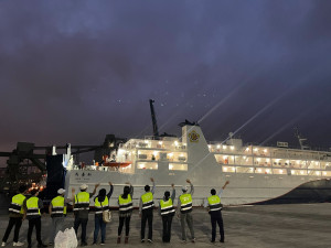 工作人員目送新臺馬輪疏運末班船離開花蓮港。圖：航港局。