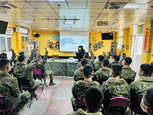 義務役兵役延長,馬防部新兵入伍,連江地檢署檢察長謝謂誠、主任檢察官鄭子薇拜會馬防部指揮官黃先任,並舉辦新兵法律宣導座談會。(圖:連江地檢署)