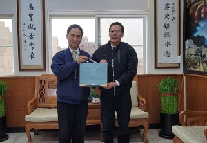 新臺馬輪圓滿完成東部震災疏運任務,航港局北部航務中心主任張德義拜會縣長表達感謝。(圖:縣府)