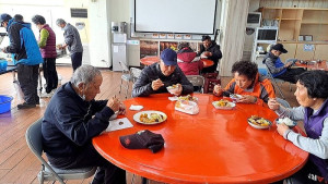 　馬港社協10日舉辦今年4月份老人共餐，依公、依嬤一同用餐，吃得養生又健康；鐵板社協長青食堂也於日前開始運作。（圖：曹重偉、鐵板社協）