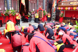 　山隴境北極玄天宮玄天上帝聖誕萬壽慶祝活動登場，縣長王忠銘率各界來賓以簡單隆重且虔誠的祭祀典禮，祈求玄天上帝護佑馬祖平安。（圖／文：曹重偉）