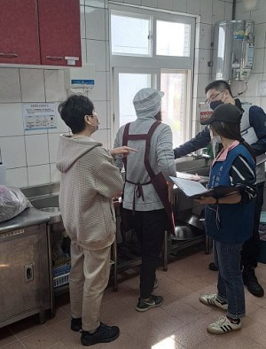 連江縣政府各局處攜手聯合展開稽查行動,首站抵達莒光,為學童午餐把關。(圖/文:蔡夢玲)