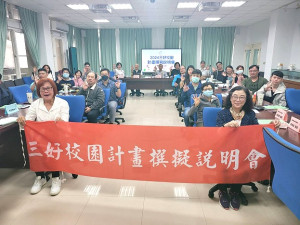 前教育部長楊朝祥一行抵馬訪問,受到縣長王忠銘熱情歡迎,特致贈「大藍寶」當伴手禮,希望來賓們協力推銷馬祖好酒。(圖/文:曹重偉)