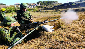 官兵操作機槍射擊。（圖：歐育誠）