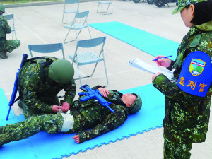 官兵模擬緊急傷患救護。（圖：陳君瑜）