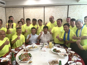 牽起22年的緣分,馬祖陣頭協會受邀前往台中參加大甲媽回鑾遶境,陳雪生親自扶轎;立委顏寬恆設宴款待馬祖的朋友們。(圖:立委陳雪生辦公室)