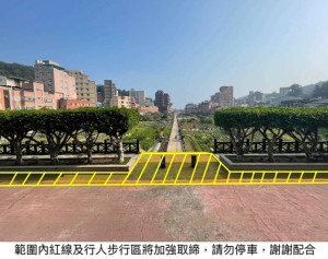 縣府15日邀警局、交旅局會勘,對於縣府前違規停車將加強執法。(圖:行政處)