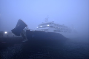 　濃霧持續影響馬祖空中交通，14日晚間新臺馬輪從基隆載送500餘名旅客到馬祖。（圖／文：陳其敏）