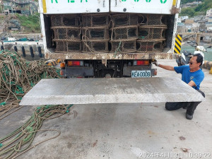 北竿地區多處地點查獲違法章魚籠,產發處4月12到14日委託廠商移除超過3000公斤。(圖:產發處)