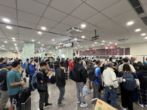 馬祖16日濃霧,南北之星緊急輸運,上午大廳擠滿購票人潮。