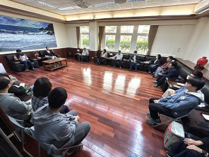 縣長王忠銘昨天上午接見8位新進同仁,期許大家以馬祖為家,全心全力為地方服務。(圖:連江縣政府)