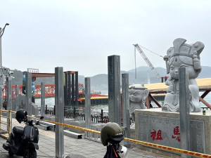 因應福澳F3浮動碼頭完工以及F1、F2浮動碼頭保養維修,工務處施作臨時性風雨走廊,預計今年底拆除。(圖/文:馮紹夫)
