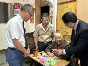 　南竿鄉福澳村林依雪今年93歲，縣長王忠銘會同鄉長林志東、民社處長曾玉花等到宅祝壽，為她戴上90歲以上壽星才有的金戒指。（圖／文：曹重偉）