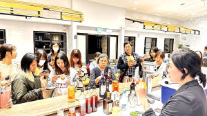 馬祖老酒變奏曲活動,鄉親齊聚品鑑老酒,展現傳統文化風采。(圖:馬祖農漁產品企業社)