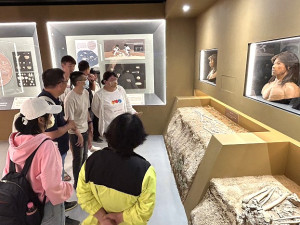 馬祖民俗文物館常設展區逐步更新,去年完成二樓「島嶼生活」展區之後舉辦導讀活動,吸引導覽解說人員前往聆聽。(圖:本報資料室)