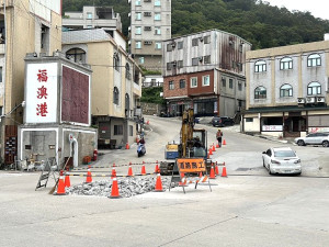 福澳村口前方19日起因管線工程施作而開挖,導致路面縮減,廠商提醒來往行人及機車騎士密切注意,以策安全。(圖/文:曹重偉)