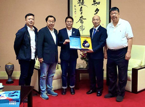 府會首長及立委陳雪生19日共同拜會立法院長韓國瑜,爭取立院支持北竿機場擴建、馬高航線復航,以及福馬小三通開放等政策。(圖:縣府)