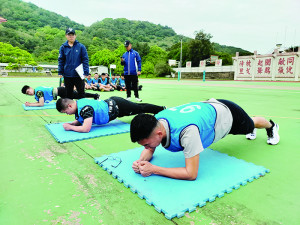 官兵進行平板撐項目測驗。（圖：連苡淞）