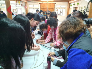 呼應地球日主題,環資局20日於山隴社區發展協會辦理「淨零綠生活」、「減塑生活」課程活動,培養於日常生活中落實減塑行動習慣。(圖:環資局)