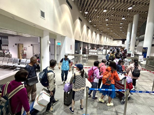 夜航再度展現輸運功能,21日由「臺馬之星」擔綱,福澳港搭乘468人駛往基隆,另有9人上午11時從東引登船。(圖/文:曹重偉)