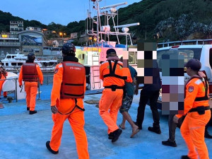 　北竿一名男性長者20日晚間經醫生診斷疑似腦中風，馬祖海巡隊派艇馳援後送縣立醫院就醫，順利達成任務。（圖：馬祖海巡隊）