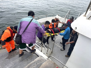 遊客上船時不慎失足踩空摔傷,民眾與東莒消防分隊及岸巡人員合力救援。(圖/文:蔡夢玲)