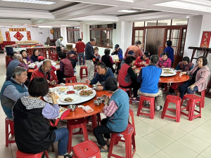 馬港社協23日老人共餐,結合衛生局馬U長照一把罩南竿鄉各村定點巡迴宣導,依公依嬤一起體驗桌遊再一同用餐,養生又健康。(圖/文:曹重偉)