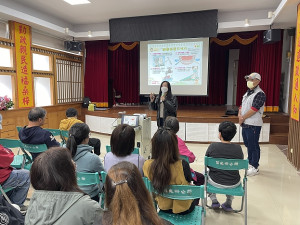 莒光社區健康營造中心辦理口腔預防保健講座,教鄉親正確刷牙及潔牙技巧。(圖/文:宋幸儒)