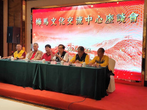 議長張永江陪同橋仔三合殿廟委會梅花進香,建議兩岸籌建梅馬文化交流中心。(圖:橋仔三合殿廟委會提供)