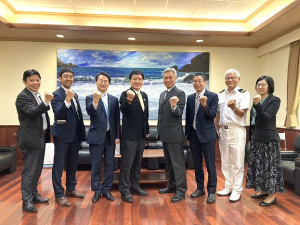 基隆關務長張世棟(右4)、日本在台交流協會副代表服部崇(左3)25日來馬了解小三通,副縣長陳冠人熱情歡迎。(圖:縣府)