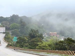 　北竿大道上村路段春天容易起霧，駕駛人行經該路段要特別小心。（圖／文：陳鵬雄）