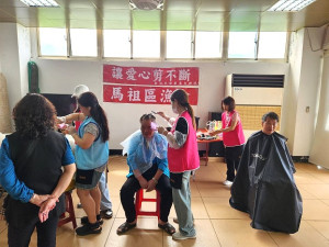 連江縣新住民中心及馬祖區漁會二度在西莒聯合辦理義剪、染髮築夢計畫,讓地區鄉親容光煥發青春再現。(圖/文:宋幸儒)