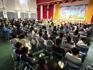 國中小校際歌唱比賽27日登場,各校選手齊聚一堂,頒獎典禮由縣府教育處長王禮民頒發獎項給得獎者,肯定其傑出表現。(圖/文:曹重偉)