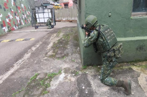 營區大門警戒。（圖：楊玖千）
