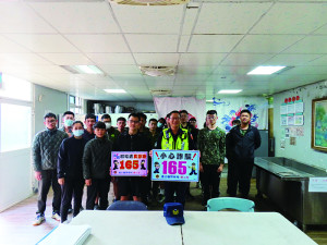 　官兵與所長宣教後合影。（圖：林瑞和）