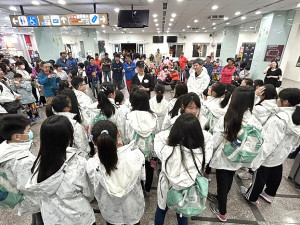 介壽首度參加全國師生鄉土歌謠比賽,由校長吳健忠領軍28日晚間搭船前往基隆,教育處長王禮民專程前往碼頭送行及勉勵。(圖/文:曹重偉)