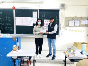 113學年度四技二專統一入學測驗27、28日舉行,教育處長王禮民轉達縣長關心並致贈餐盒,祝考生金榜題名。(圖/文:曹重偉)